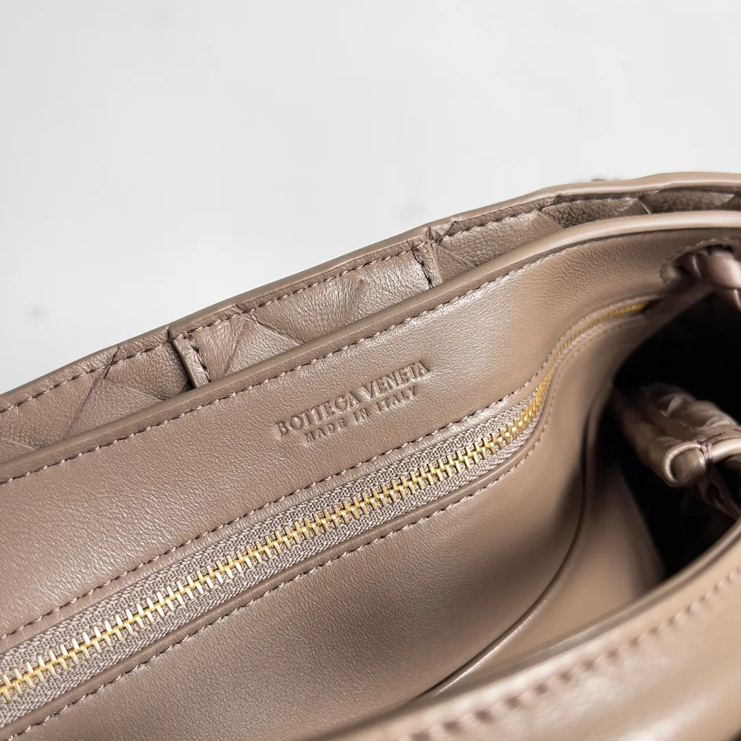 The 2023 new Andiamo batch of 1860 BV has been shipped‼ ️Really popular🔥The new Andiamo woven handbag launched by Bottega Veneta this season is really popular all over the world! ! Celebrities at home and abroad have worn it, and Oscar-winning actress Michelle Yeoh has taken it out on the street. Song Jia, Trai Yara, Yu Feihong, Sanji Ayaka, Rosie Hunting-Whiteley, Yoshioka Riho, etc. have all picked up this bag. It is classic and versatile, showing off its temperament, and the bag capacity is also large, which is very convenient for daily commuting! ! A variety of carrying methods, the shoulder straps can be adjusted by yourself, the original lambskin feels soft and delicate, and the neutral style is made to break gender boundaries and bring a more practical and longer-lasting use experience. Andiamo, which has both elegant and casual styles, perfectly interprets the true appearance of "fashionable old money style". Style number: 743568 Size: 25*22*10.5cm